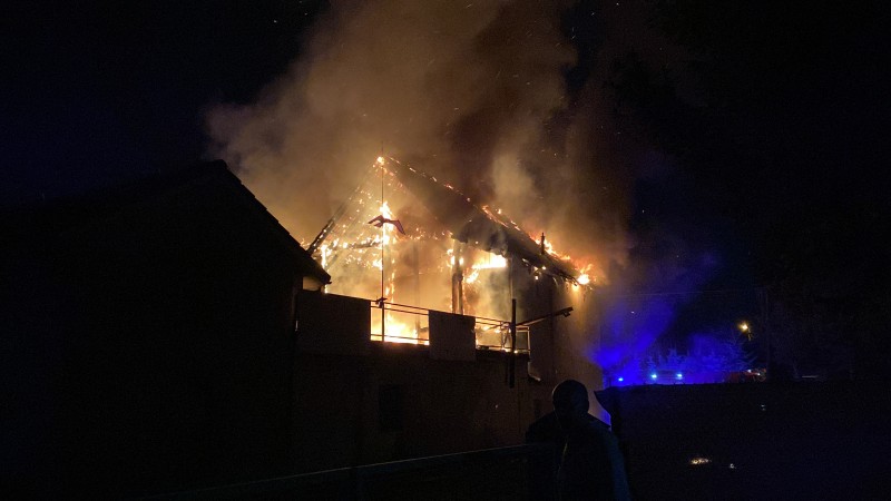 Ciała czterech osób znaleziono w płonącym domu